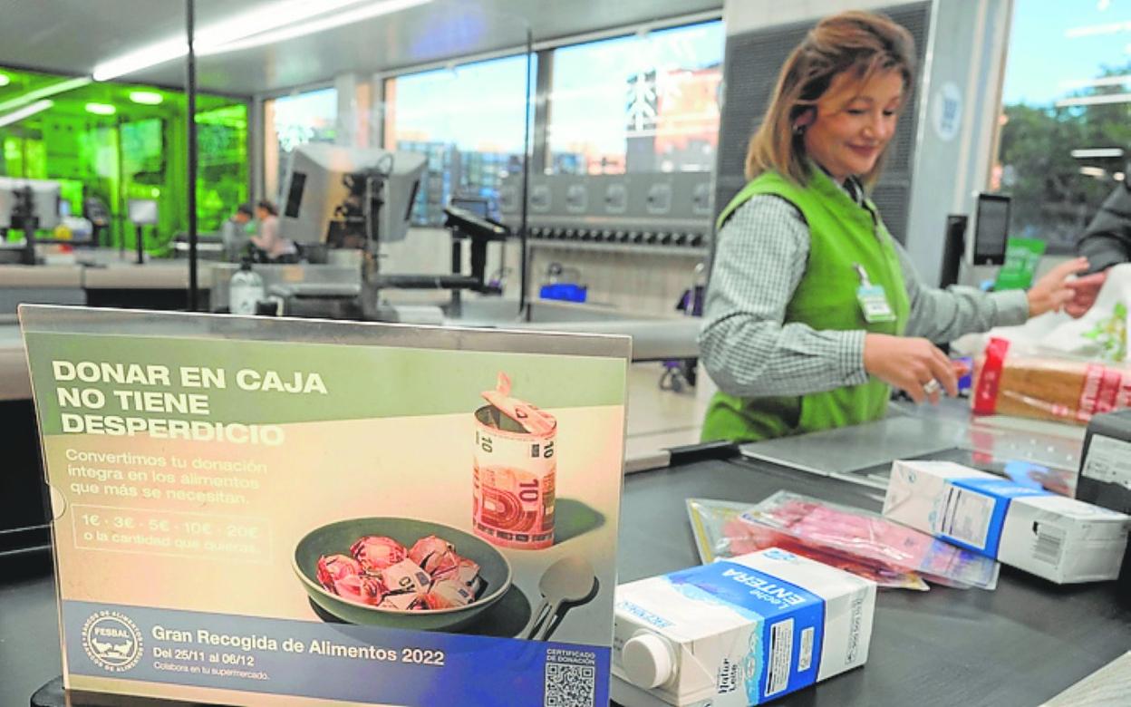 Línea de caja en una tienda de Mercadona durante la Gran Recogida de Alimentos.
