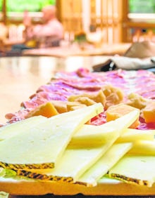 Imagen secundaria 2 - Izquierda: Mercado de Correos (calle Pintor Villacís, 3, Murcia): todo tipo de tapas. Derecha: Albedrío (C/ Villamartín, 5, Cartagena): tabla de jamón y queso.