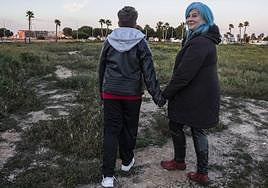 Beatriz Carralero, ayer en Los Alcázares, con su hijo Álvaro, de 12 años.