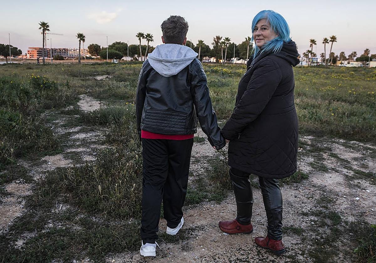 Beatriz Carralero, ayer en Los Alcázares, con su hijo Álvaro, de 12 años.