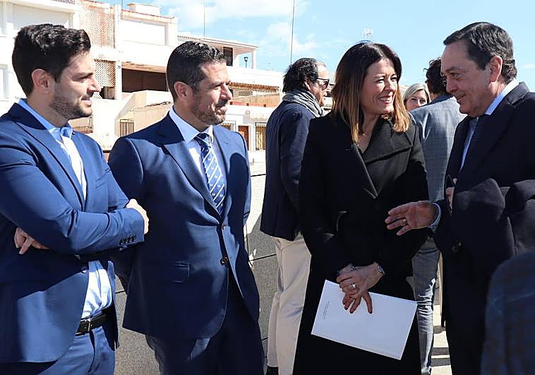 La alcaldesa charla con el presidente de Croem (d), este jueves por la mañana, en Águilas.