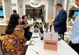 Asistentes al salón de vinos que se celebra en México.