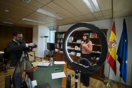 María González Veracruz, grabando un vídeo en su despacho