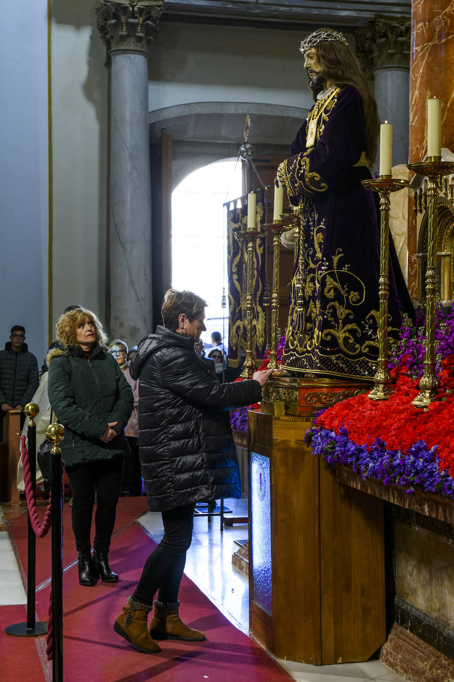 El besapié del Cristo del Rescate de Murcia, en imágenes
