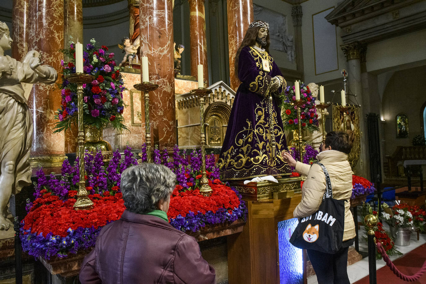 El besapié del Cristo del Rescate de Murcia, en imágenes