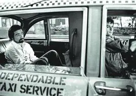 Martin Scorsese y Robert De Niro en el rodaje de 'Taxi driver'. Dice Scorsese de su actor fetiche: «No interpreta, realiza una real metamorfosis en los papeles que diseño para él».