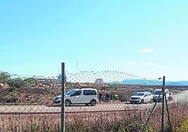 Técnicos trabajando en los antiguos terrenos de Zinsa, el miércoles.