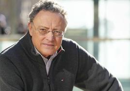 Luis Leante (Caravaca de la Cruz, 1963) fue profesor de Latín de enseñanza secundaria entre 1988 y 2009. También profesor en el grado de Comunicación Audiovisual. Ha publicado dos libros de relatos y dieciséis novelas. Ganó los premios Edebé de Literatura Juvenil 2016 por 'Huye sin mirar atrás' y 2020 por 'Maneras de vivir'.