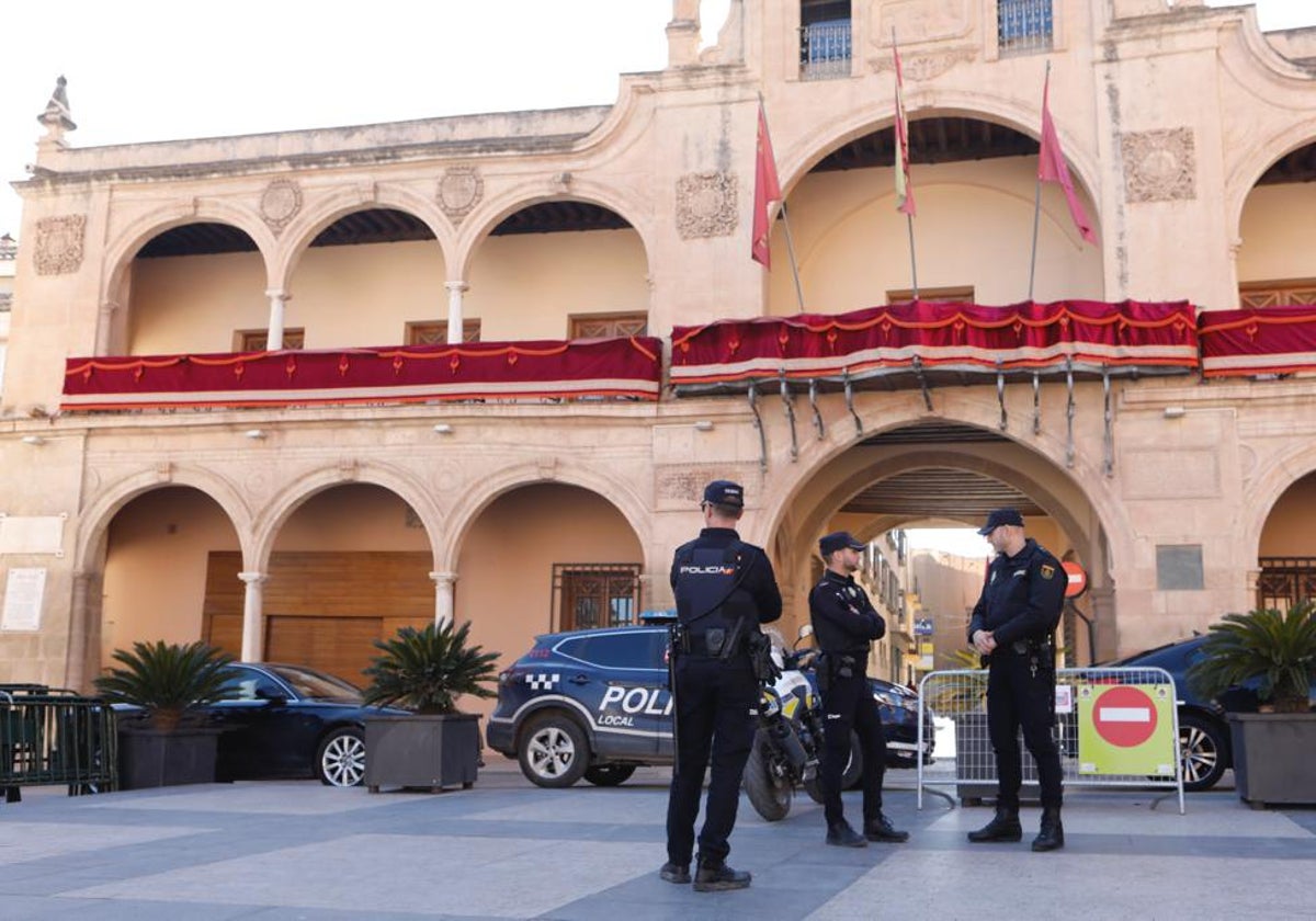 Dispositivo policial y ambulancias en el Ayuntamiento de Lorca tras la negativa del exvicealcalde a abandonar su despacho tras ser cesado