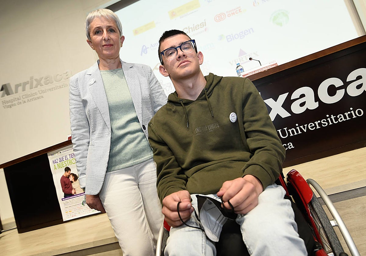 María Jesús García y su hijo Ángel Murcia, que padece una enfermedad rara no diagnosticada, este viernes en La Arrixaca.