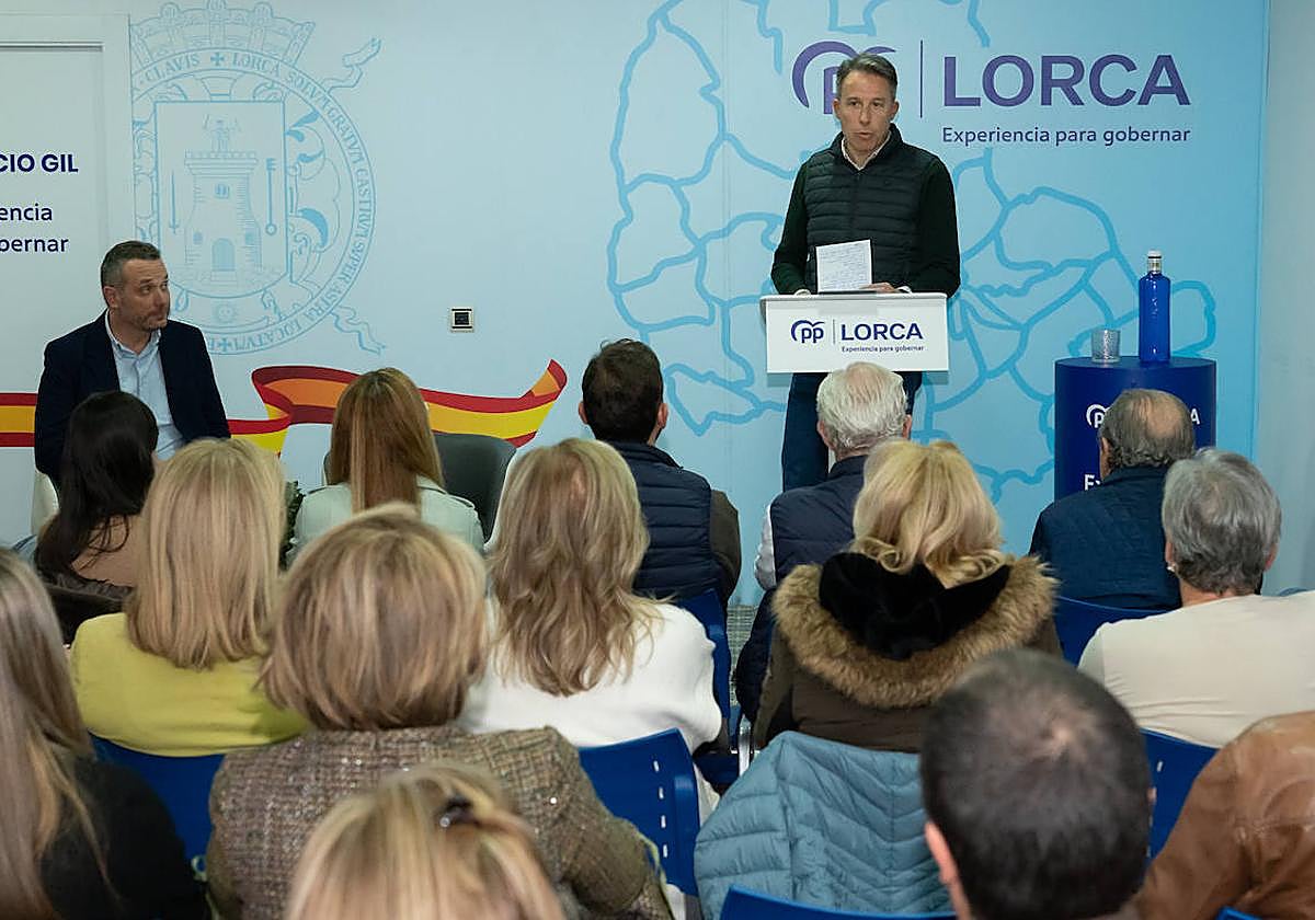 El presidente del PP en Lorca, Fulgencio Gil, se dirige al comité ejecutivo del partido. A su lado, Joaquín Segado.