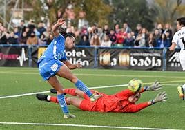 Misa, portera del Real Madrid, se estira para intentar evitar el tanto de Kuki, sin conseguirlo, en el Complejo Guadalentín.