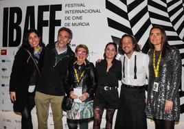 El director del IBAFF, Jesús de la Peña (con falda), e invitados al festival, en la gala de clausura.