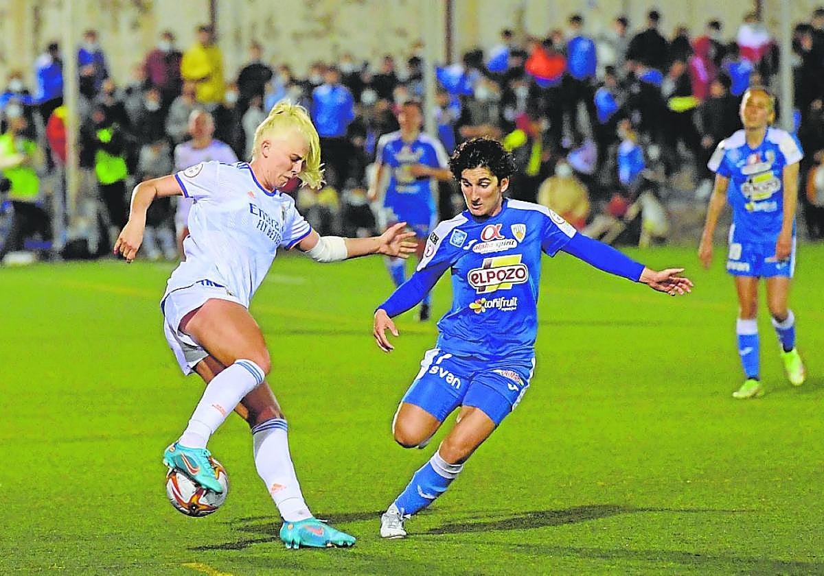 La danesa Sofie Svava intenta regatear a Andrea Carid en la última visita del Real Madrid a Alhama.