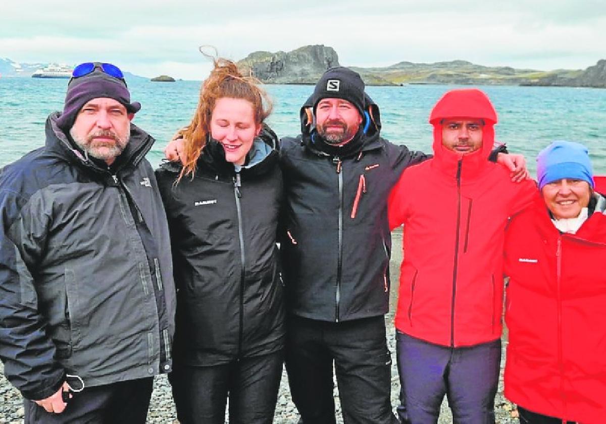 Fernando Berenguer (2d) captará fotografías aéreas para crear un modelo 3D de los glaciares.