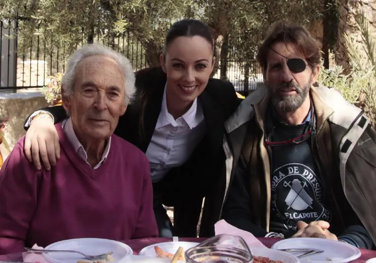 Pascual Rodríguez (left), with his daughter, the former bullfighter Verónica Rodríguez, and the right-handed Juan José Padilla (right).