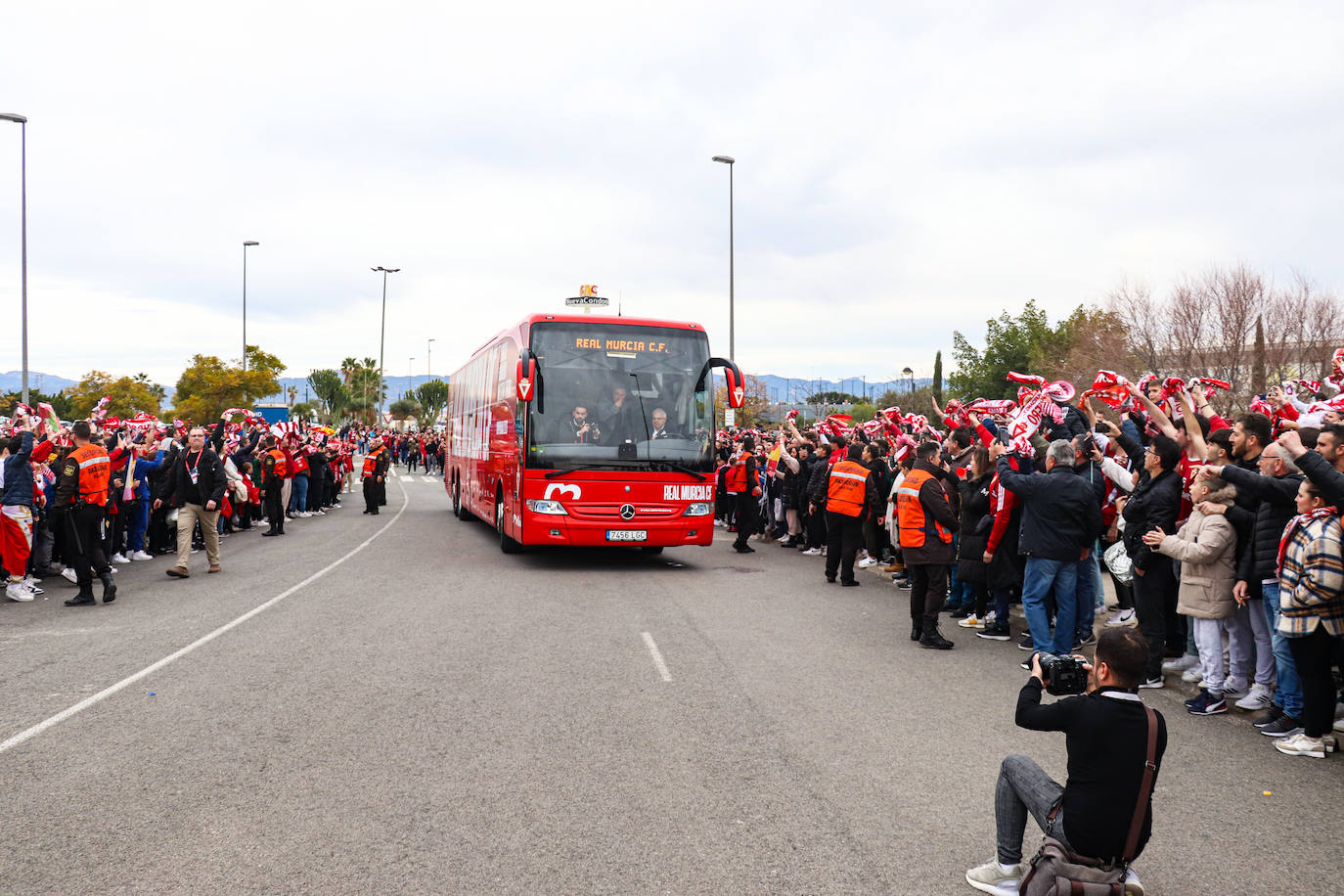 Ambiente de fiesta en el Enrique Roca para apoyar al Murcia ante el Barça B