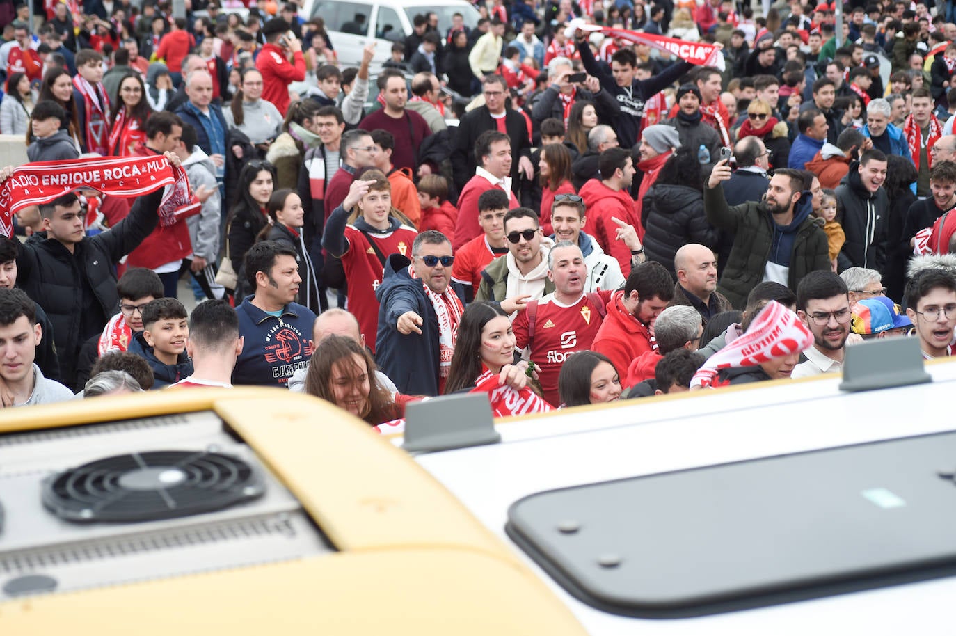 Ambiente de fiesta en el Enrique Roca para apoyar al Murcia ante el Barça B