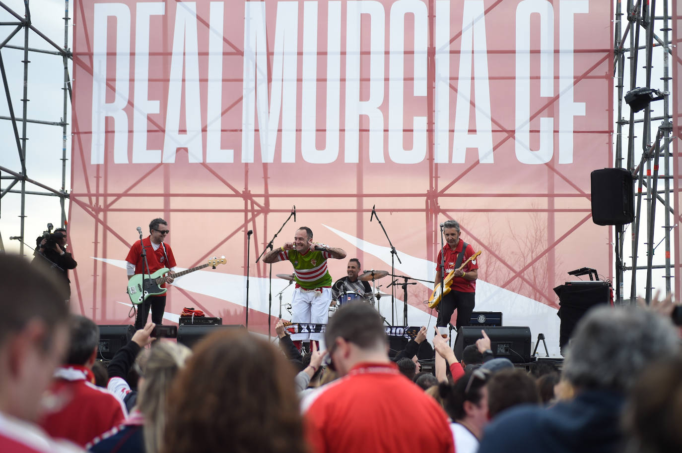 Ambiente de fiesta en el Enrique Roca para apoyar al Murcia ante el Barça B