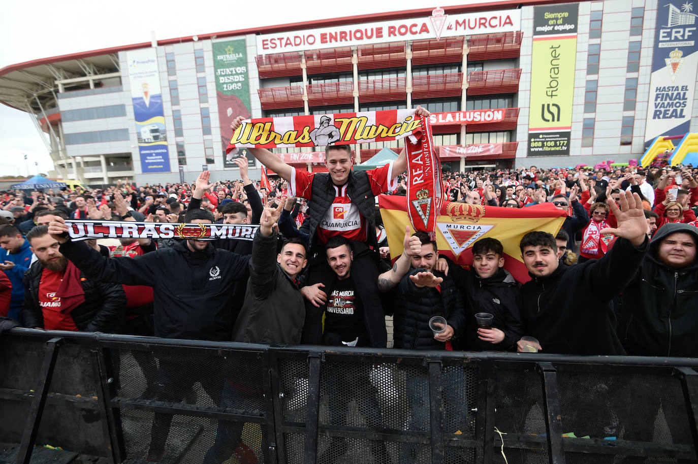 Ambiente de fiesta en el Enrique Roca para apoyar al Murcia ante el Barça B