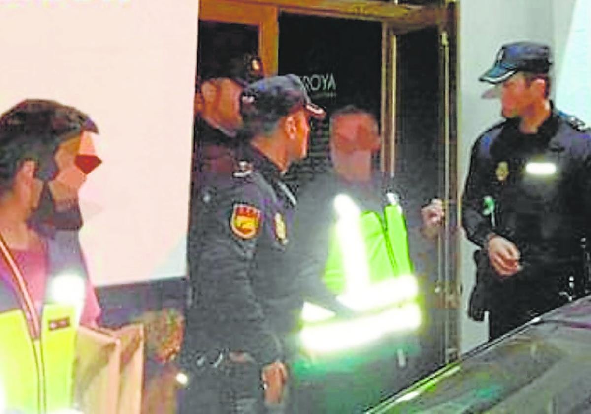 Varios agentes custodian la puerta principal del establecimiento en la operación de mediados de abril de 2018. CNP