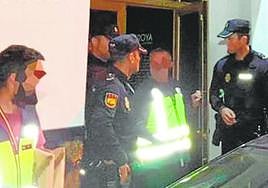 Varios agentes custodian la puerta principal del establecimiento en la operación de mediados de abril de 2018. CNP