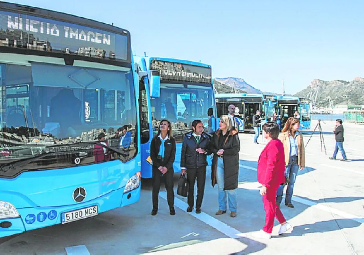 Presentación de los autobuses, en el muelle Juan Sebastián ElCano.