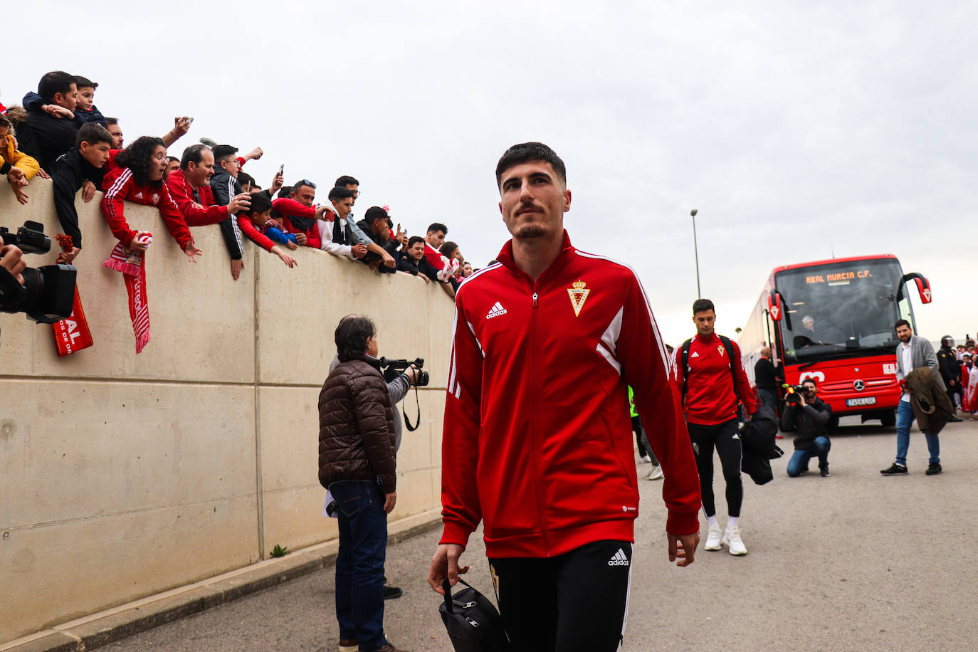 Ambiente de fiesta en el Enrique Roca para apoyar al Murcia ante el Barça B