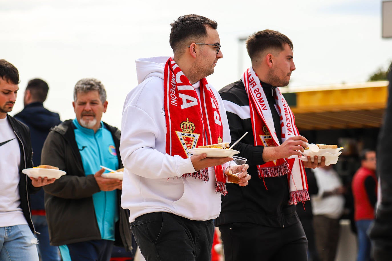 Ambiente de fiesta en el Enrique Roca para apoyar al Murcia ante el Barça B