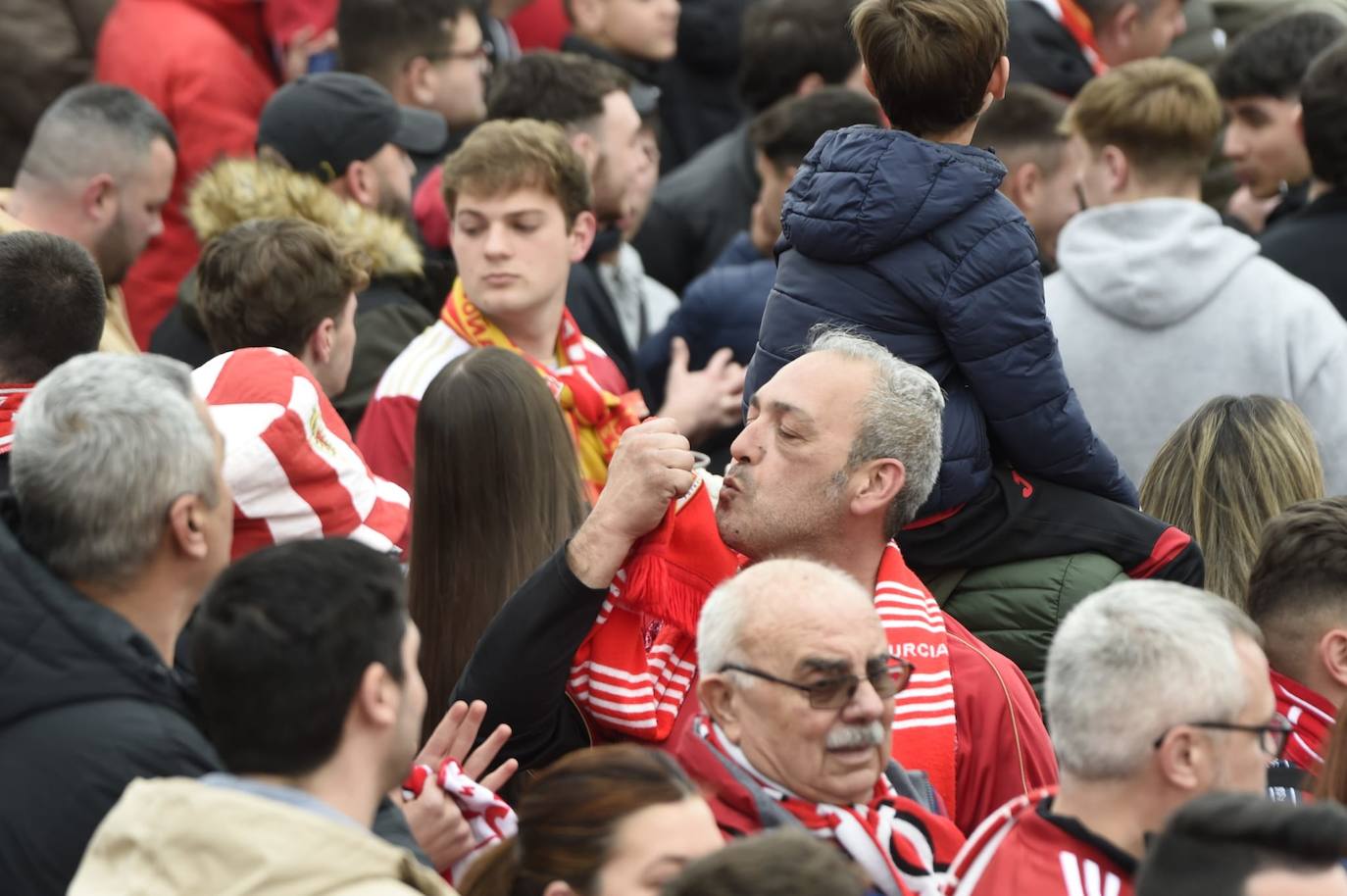 Ambiente de fiesta en el Enrique Roca para apoyar al Murcia ante el Barça B