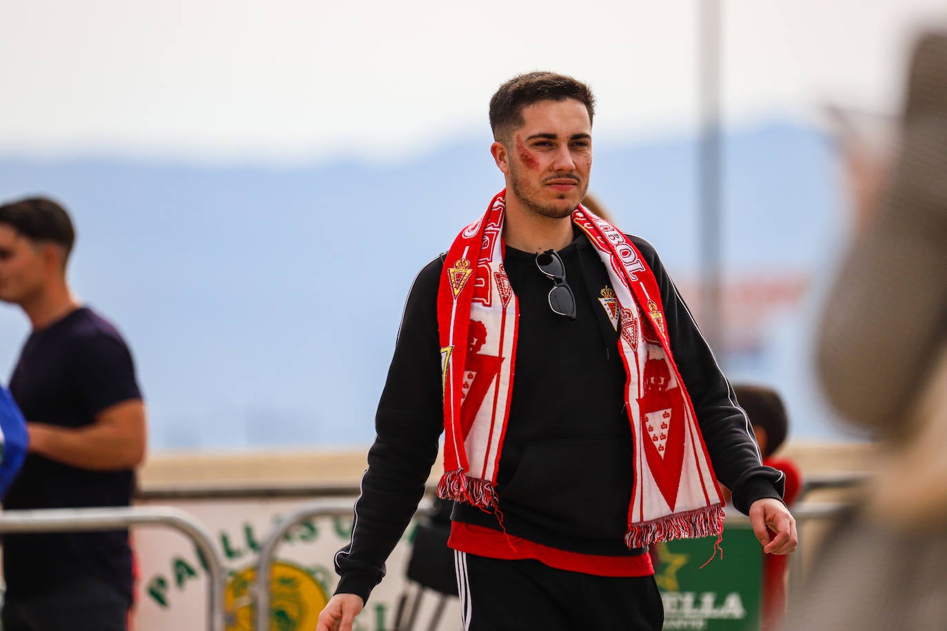 Ambiente de fiesta en el Enrique Roca para apoyar al Murcia ante el Barça B