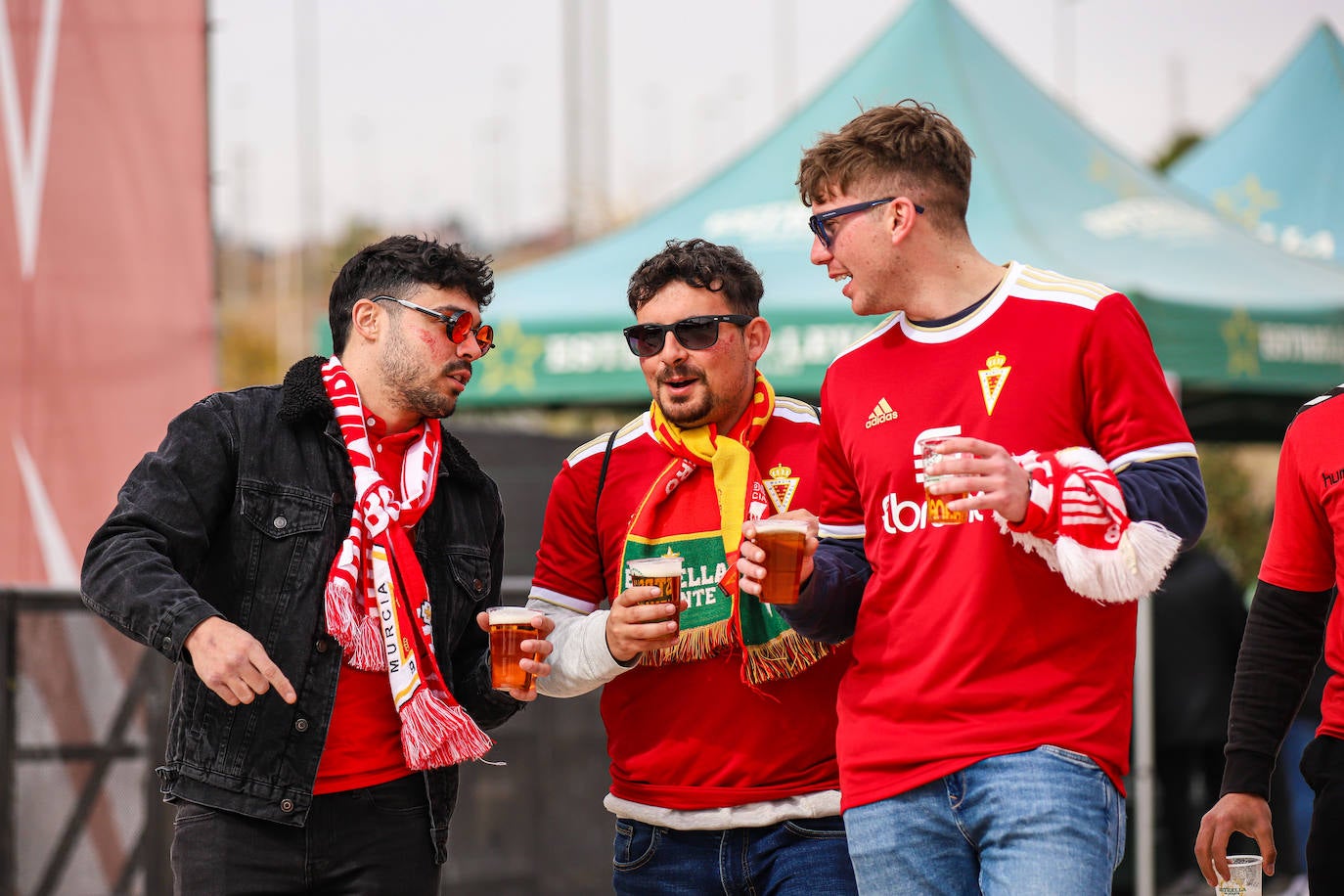 Ambiente de fiesta en el Enrique Roca para apoyar al Murcia ante el Barça B