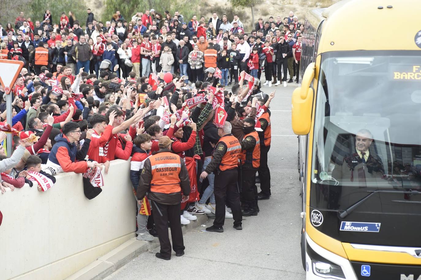 Ambiente de fiesta en el Enrique Roca para apoyar al Murcia ante el Barça B