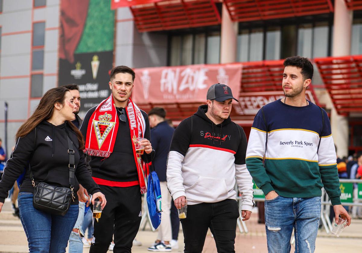 Ambiente de fiesta en el Enrique Roca para apoyar al Murcia ante el Barça B