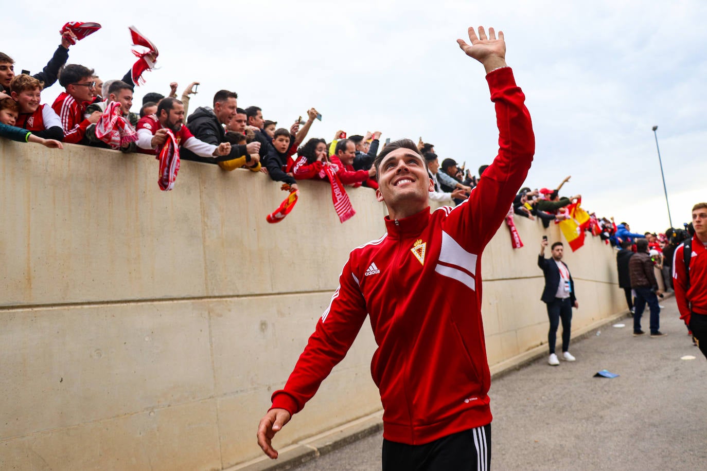 Ambiente de fiesta en el Enrique Roca para apoyar al Murcia ante el Barça B