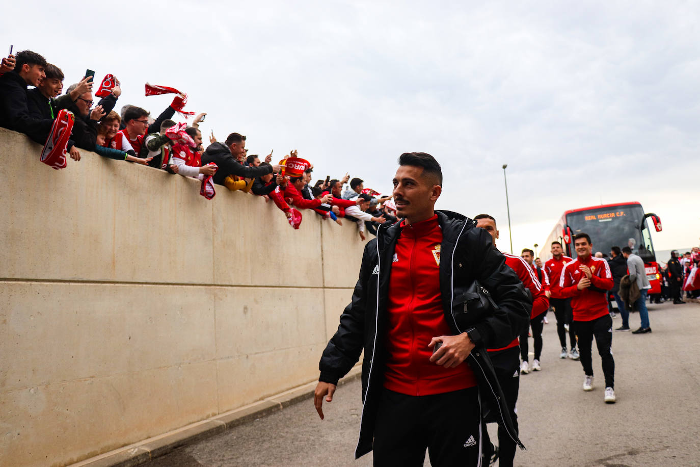 Ambiente de fiesta en el Enrique Roca para apoyar al Murcia ante el Barça B