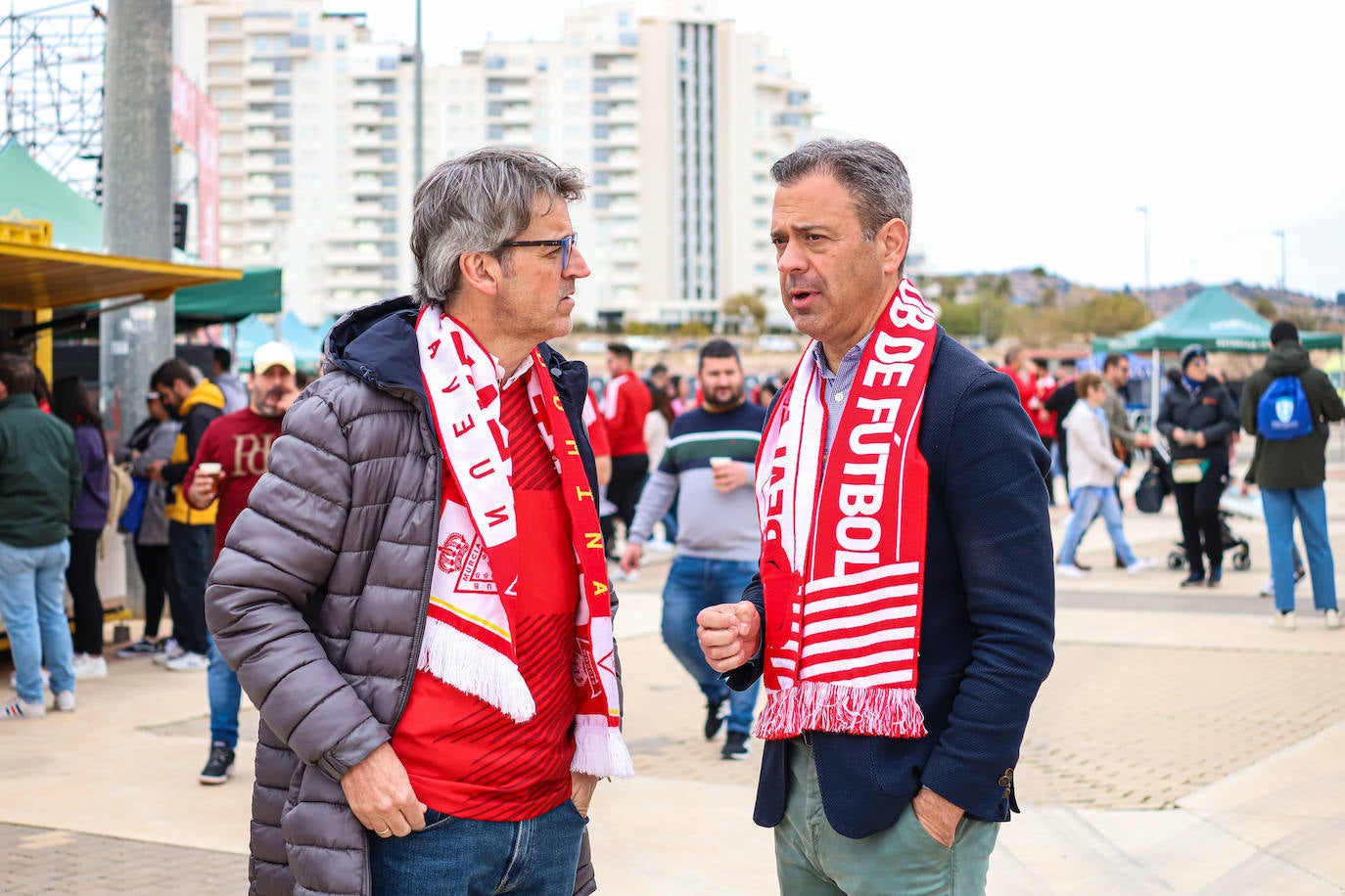 Ambiente de fiesta en el Enrique Roca para apoyar al Murcia ante el Barça B