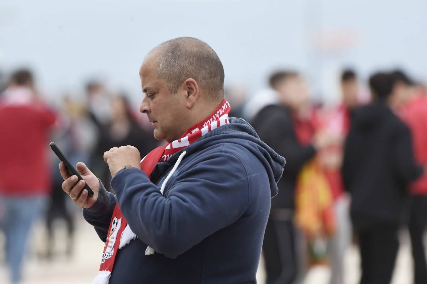 Ambiente de fiesta en el Enrique Roca para apoyar al Murcia ante el Barça B