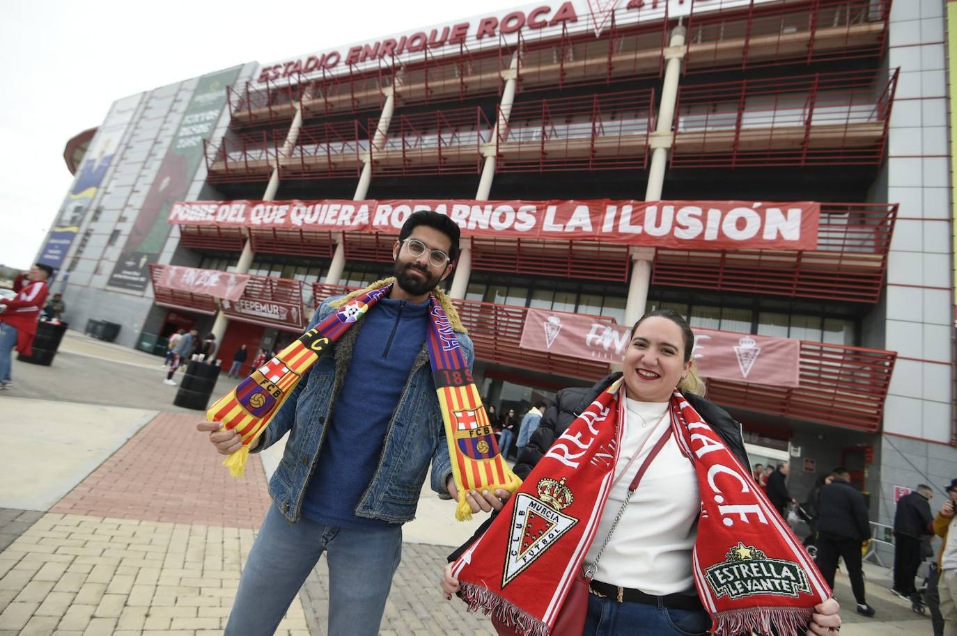 Ambiente de fiesta en el Enrique Roca para apoyar al Murcia ante el Barça B