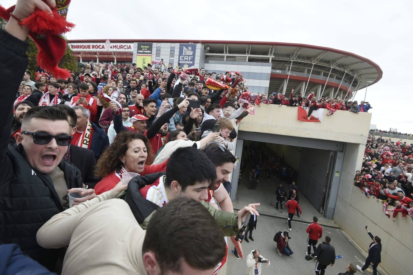 Ambiente de fiesta en el Enrique Roca para apoyar al Murcia ante el Barça B