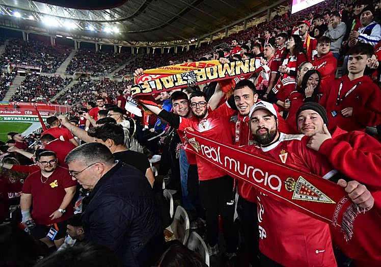 La afición animó al Real Murcia durante todo el partido.
