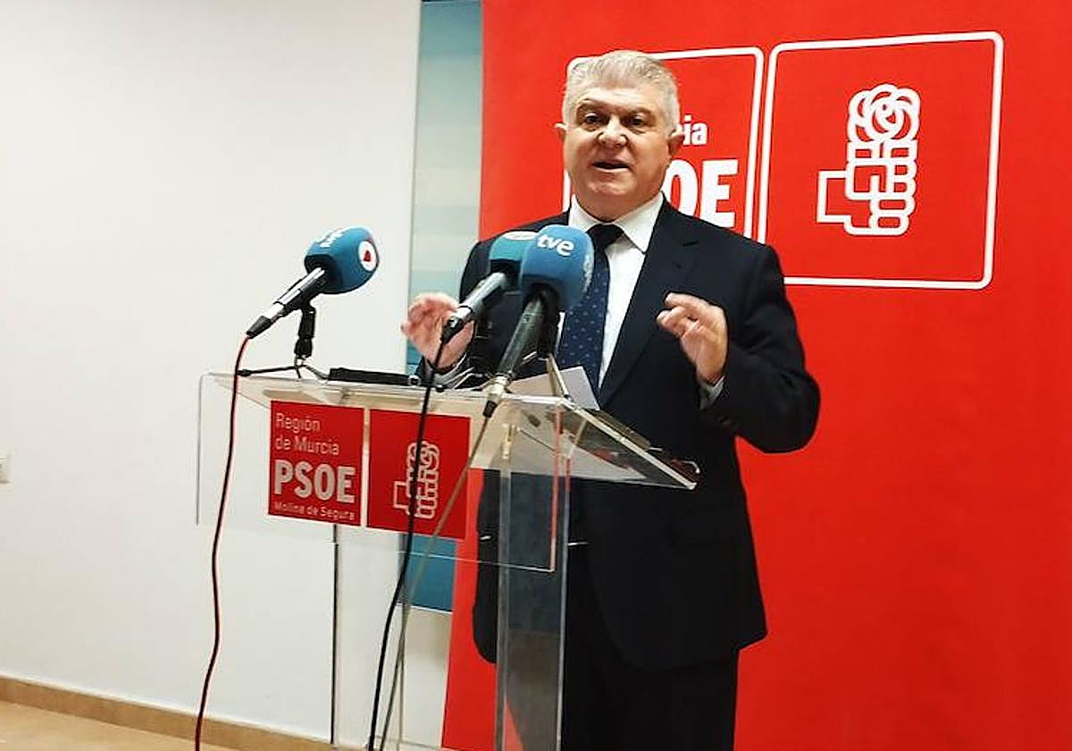 José Vélez, este lunes, en la sede de la Agrupación Local del PSOE de Molina.