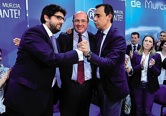 Pedro Antonio Sánchez (c), el 17 de enero de 2018, fecha en la que anunció su dimisión como presidente. Estuvo acompañado por el coordinador general del Partido Popular, Fernando Martínez-Maillo (c-i), y por Fernando López Miras, que le sucedería en el cargo.