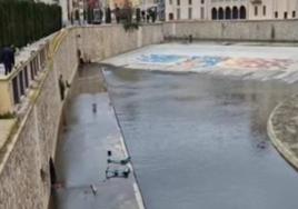 Patinetes varados junto al río en Orihuela