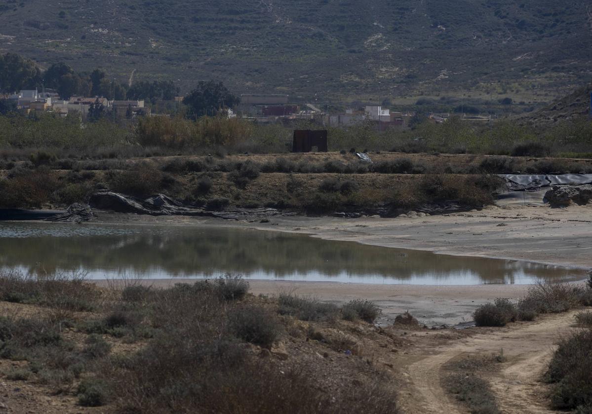 Balsa contaminada en los terrenos de Zinsa, en una imagen de archivo.