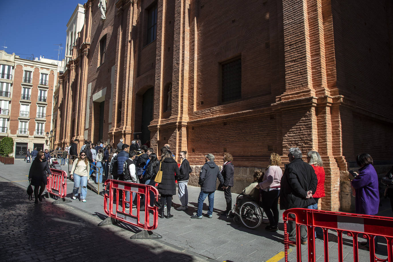El besapié del Cristo de Medinaceli en Cartagena, en imágenes