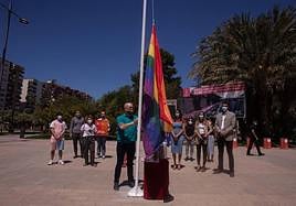 Momento del izado de la bandera arcoíris, en 2021, en la explanada del Jardín Chino.