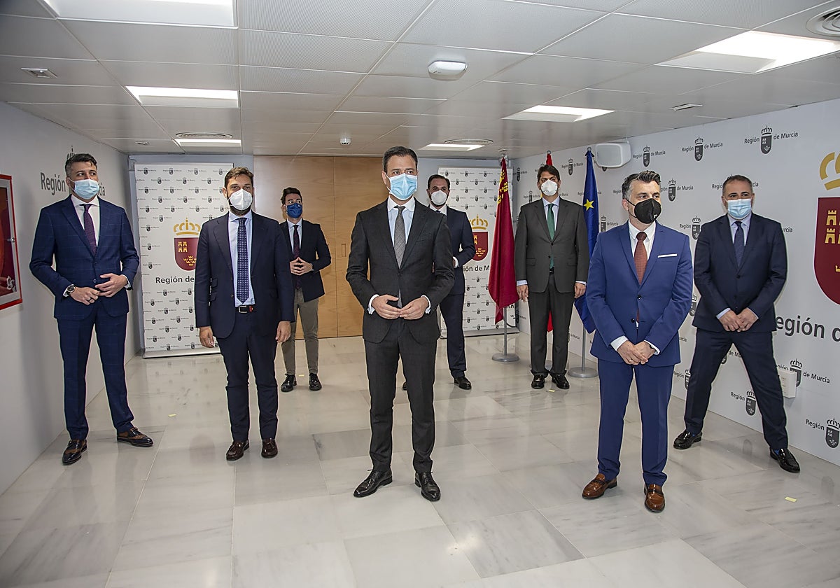 Marcos Ortuño y los directores generales de su Consejería, cuando tomaron posesión en abril de 2021. Luego se han incorporado otros dos altos cargos más, todos hombres.