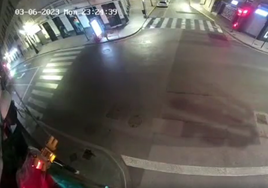 Buscan a tres personas por destrozar una caja de semáforos en Orihuela