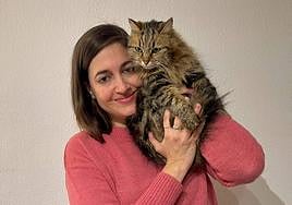 Celia Ramos con su gata 'Pipa'.